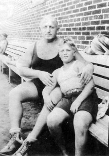 robert-with-his-father-samuel-horowitz-howard-in-1931